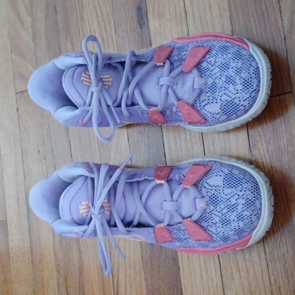 Girls NIKE Kyrie Irving high-tops in size 3.5Y